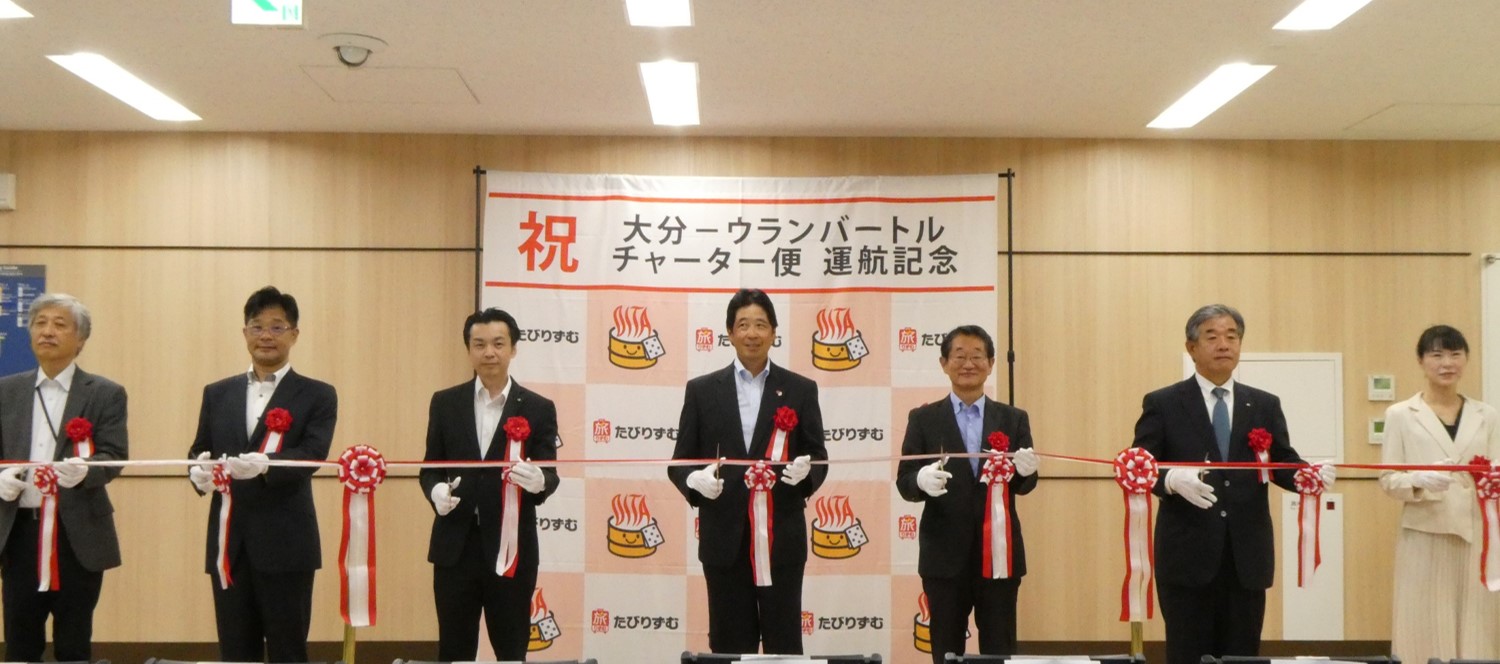 式典でテープカットをしている写真