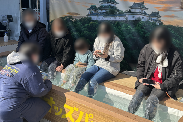 足湯でリラックスしている様子