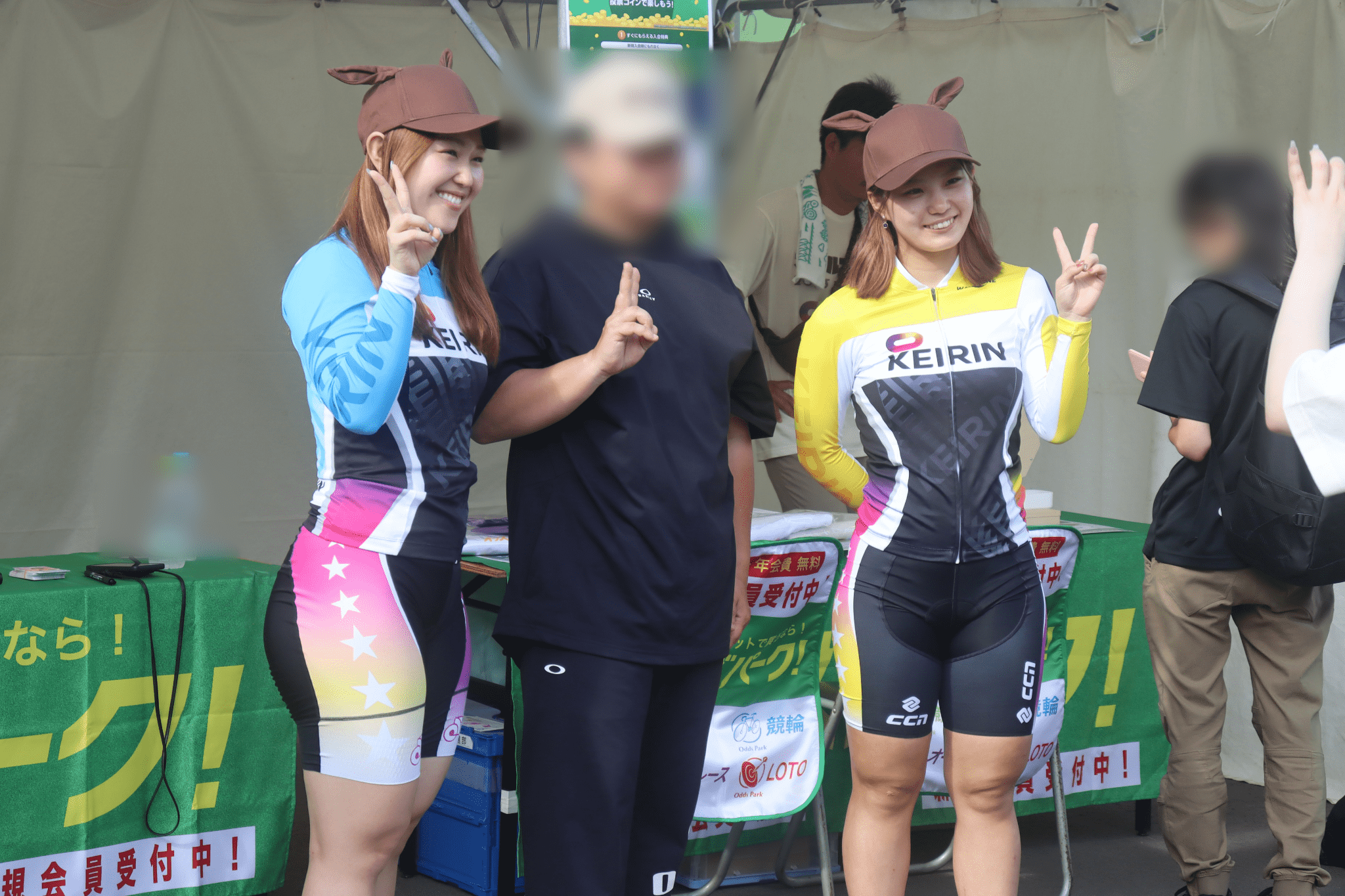 ガールズケイリン選手とファンが交流する様子