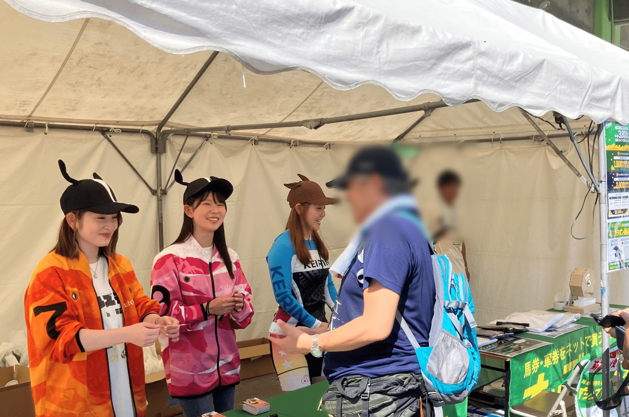 ガールズケイリンとオートレースの女性選手4名が、ファンと直接交流している様子