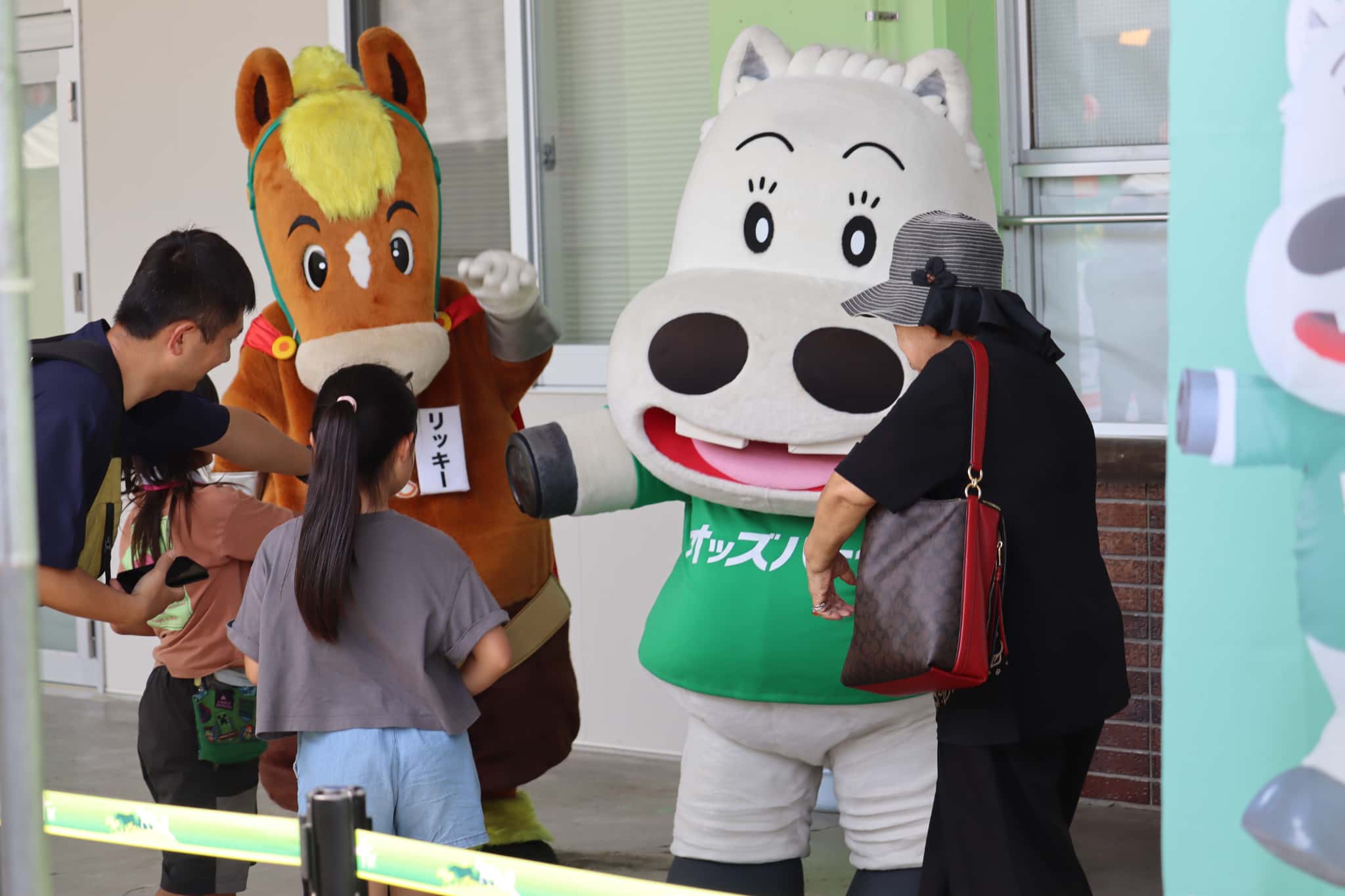 リッキーとマキバオーが参加者と交流する様子
