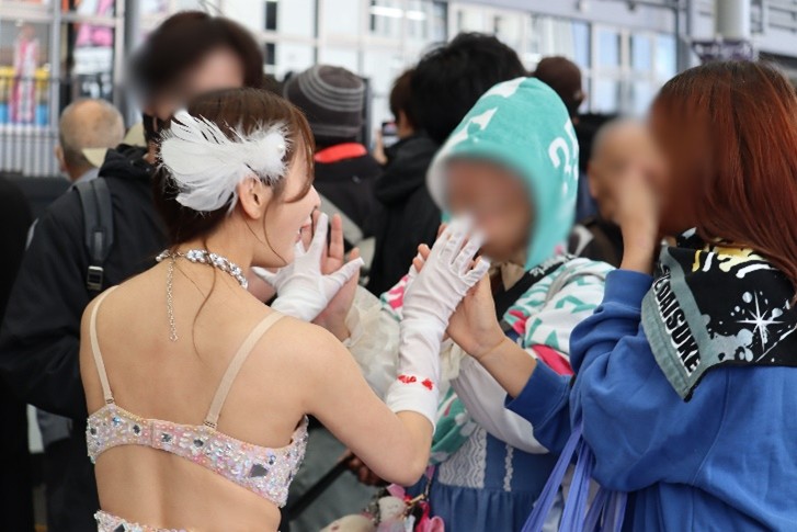 「BURLESQUE TOKYO Fabulous Show girl」がファンと交流する写真