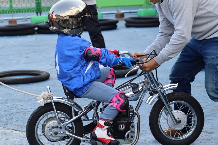 子供がオートバイクに乗って楽しむ様子①