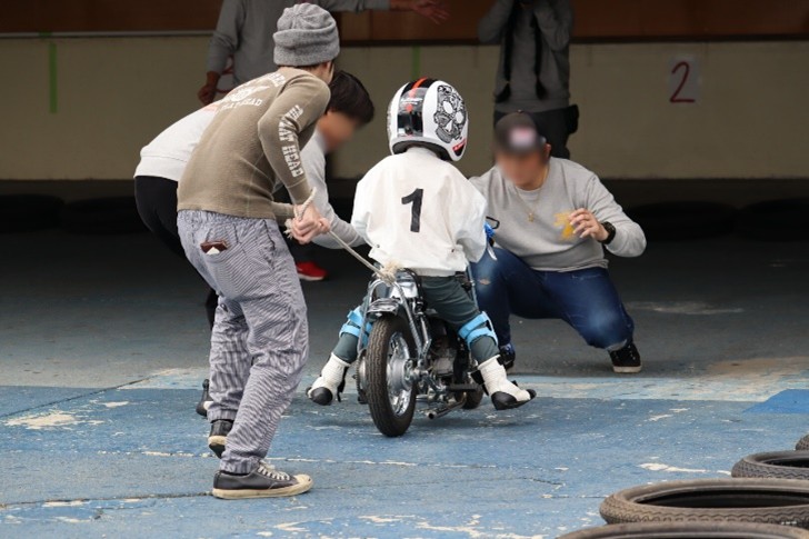 子供がオートバイクに乗って楽しむ様子②