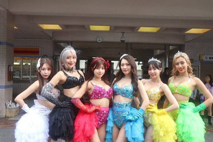 「BURLESQUE TOKYO Fabulous Show girl」が並んでいる様子