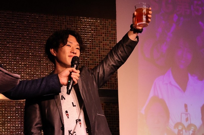 黒川京介選手が乾杯する様子