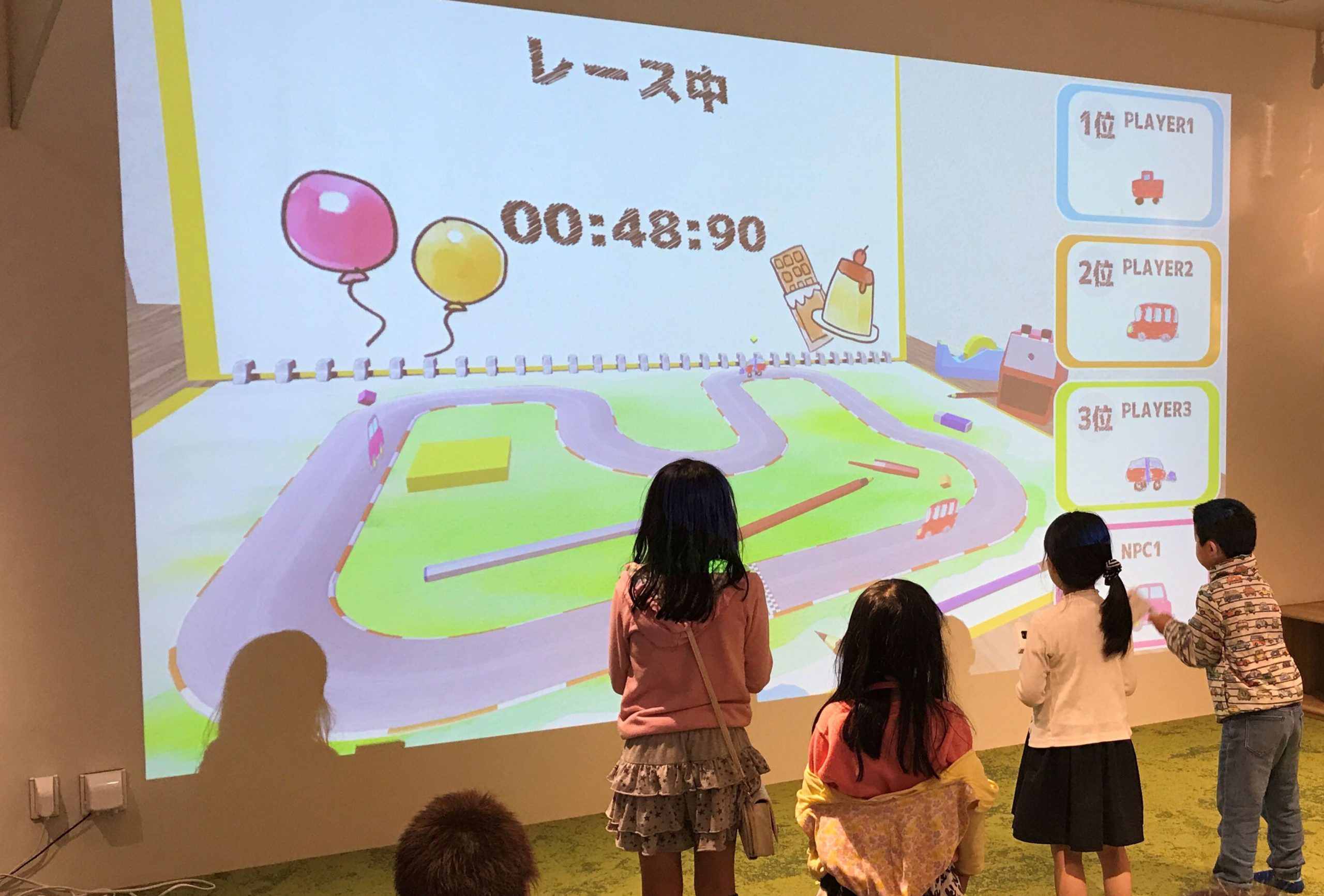 子供たちがおえかきパラダイスレースを楽しんでいる様子