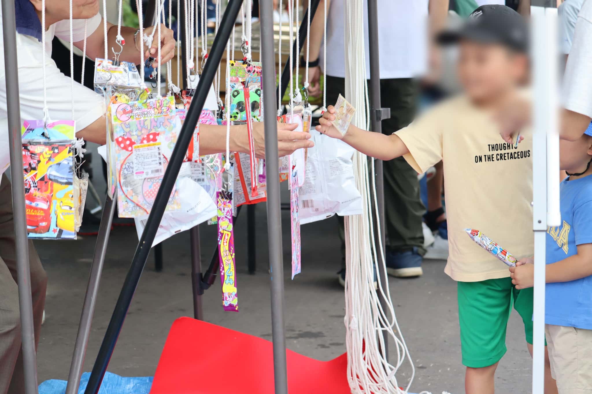 縁日イベントで子供が楽しんでいる様子