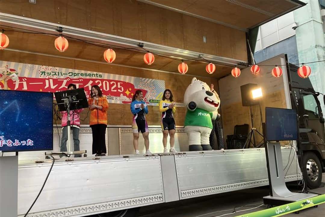 「ばんえいカラオケ」で4名の選手とマキバオーが盛り上がっている様子